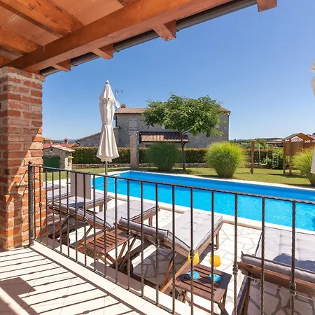 Landhausvilla Mit Panoramablick Und Garten 別荘 Baldaši