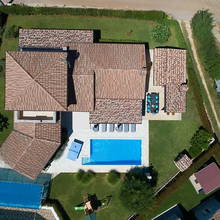 Landhausvilla Mit Panoramablick Und Garten