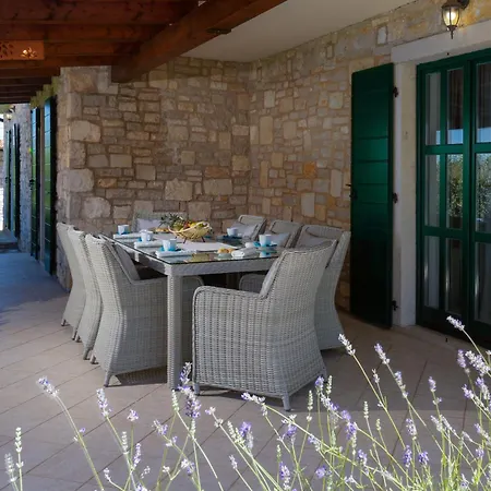 Landhausvilla Mit Panoramablick Und Garten 別荘 *